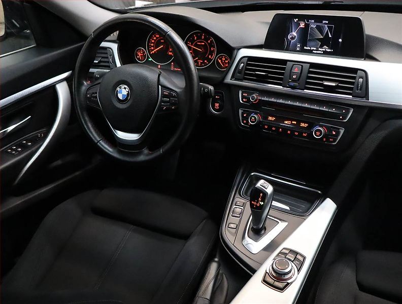 BMW Řada 3 (2015) Sport Line 320d xDrive GT - fotka 7 z 23
