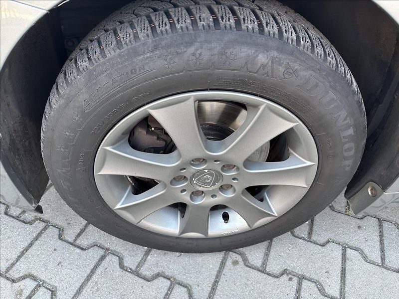 Toyota Avensis 1,8 TAŽNÉ - fotka 26 z 27