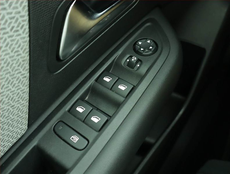 Citroën C4 X (2023) 1.2 PureTech, Automat, ČR - fotka 16 z 16
