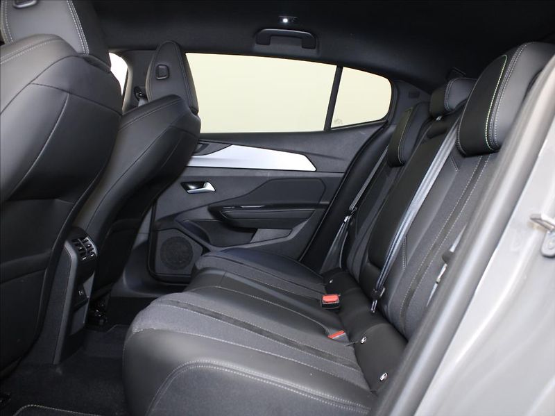 Peugeot 408 1,2 Hybrid 145k. GT-line 32tkm - fotka 7 z 24