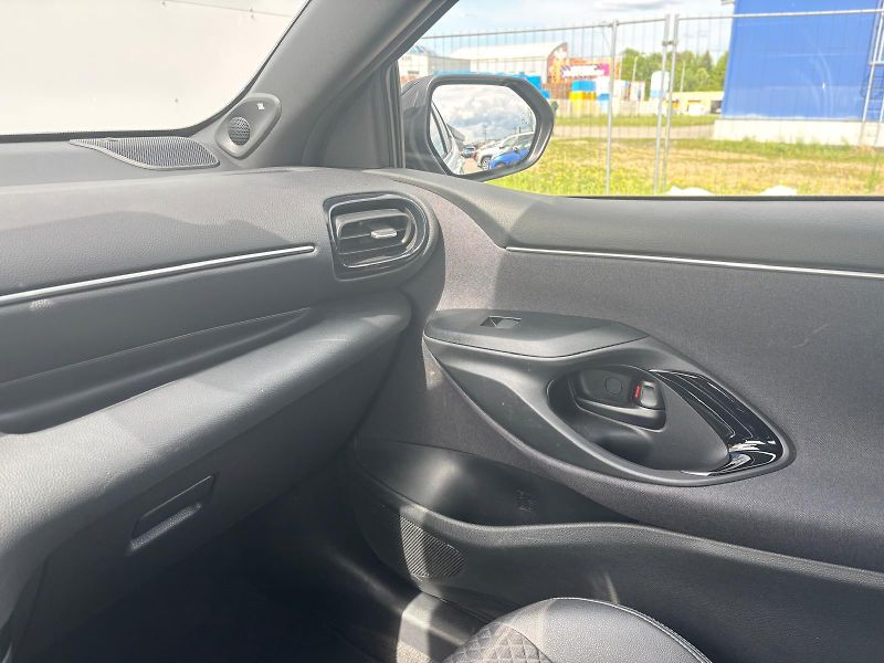 Toyota Yaris 1.5 HSD e-CVT Selection Style - fotka 23 z 28
