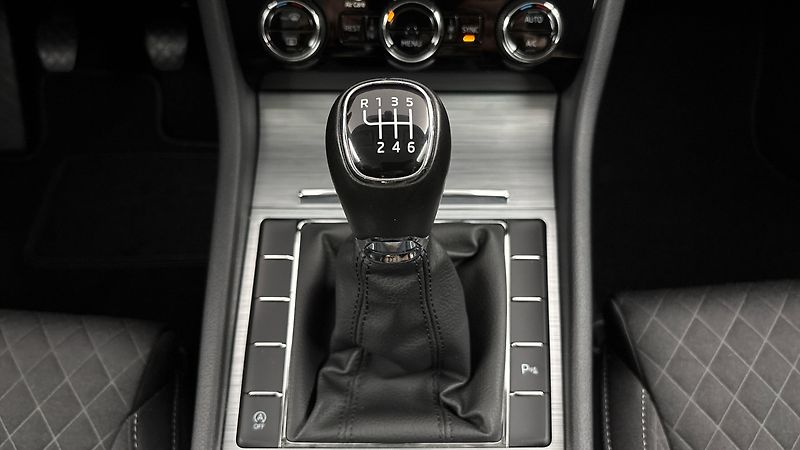 Škoda Superb 2.0 TDI Ambition Combi - fotka 22 z 24