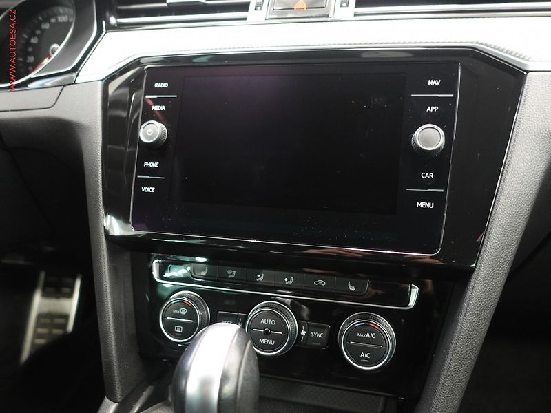 Volkswagen Passat (2019) 2.0 TSI, ČR, R-Line, DSG - fotka 13 z 23