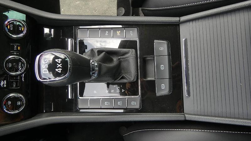Škoda Superb 2,0 TDI 4x4 140kW L&K - fotka 18 z 30