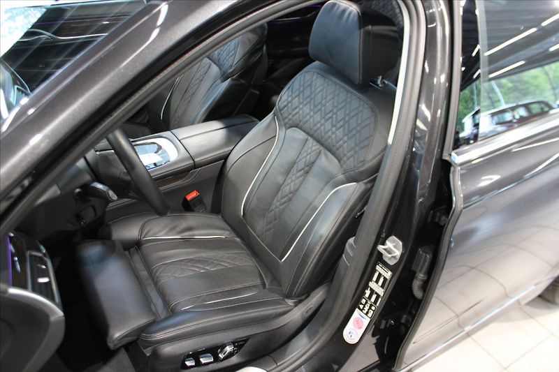 BMW Řada 7 740d xDrive Masáž/NezTop/360°/ - fotka 9 z 37
