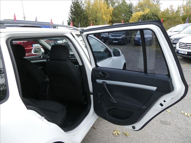 Škoda Octavia 1,6 TDi 77kW 2x kola, závěs - fotka 19 z 30