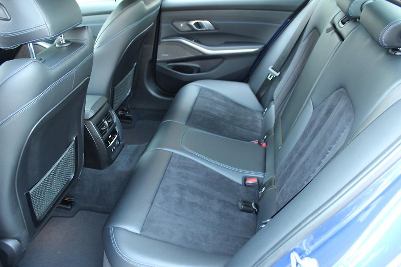 BMW Řada 3 M340i xDrive Sedan - fotka 20 z 23