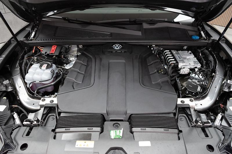 Volkswagen Touareg 3.0 TDI R-LINE*ZÁRUKA*TAŽNÉ*ČR - fotka 41 z 48