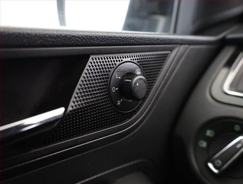 Škoda Rapid (2018) Style 1.0 TSI, Park. senzory - fotka 14 z 16