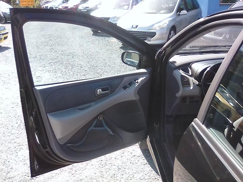 Nissan Almera Tino (2005) 1.8i 16V, kola navíc, závěs - fotka 18 z 32