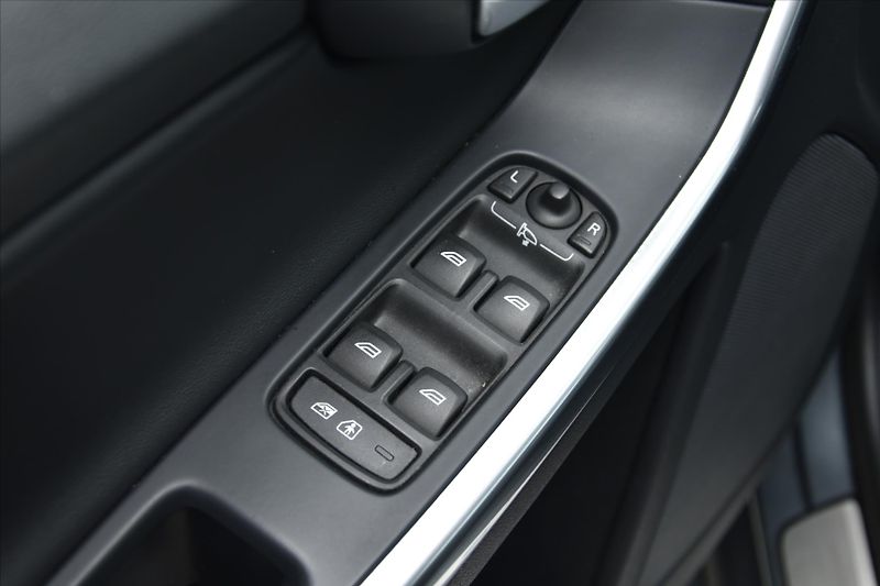 Volvo XC60 2.0 T6 225kW AWD R-DESIGN ČR - fotka 25 z 28