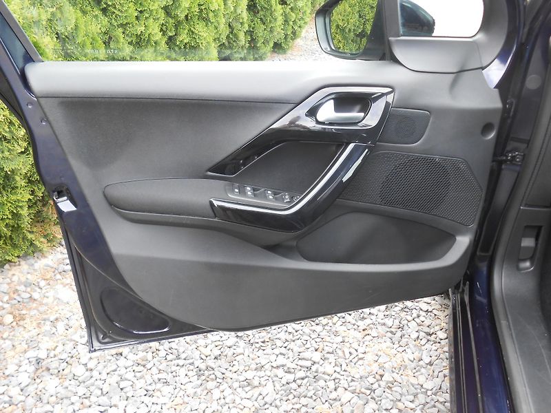 Peugeot 208 NAVIGACE,CHROM,LED!! - fotka 25 z 42