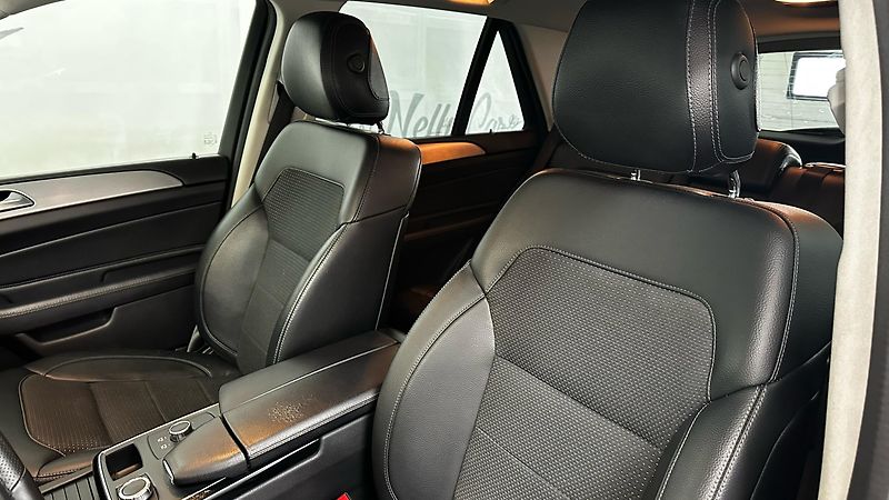 Mercedes-Benz GLE 250D / 4.MATIC / DVĚ SADY KOL - fotka 28 z 46