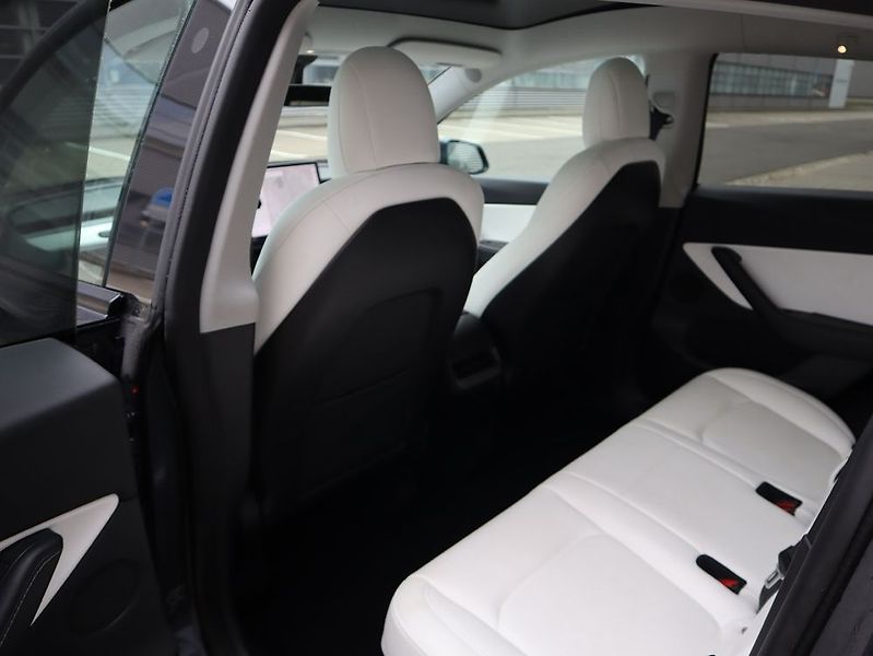 Tesla Model Y (2022) - fotka 18 z 45