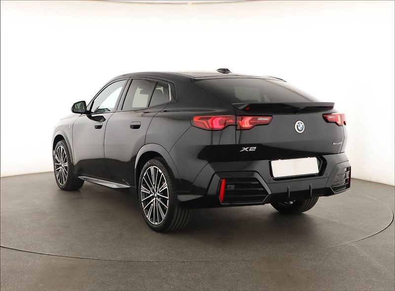 BMW X2 (2024) sDrive20i - fotka 4 z 20