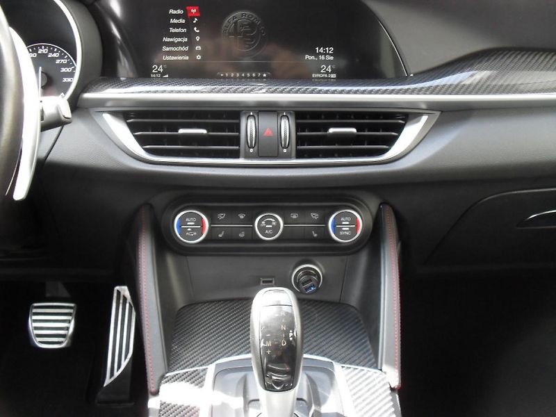Alfa Romeo Stelvio 2,9 Bi-Turbo V6 Quadrifoglio - fotka 23 z 32