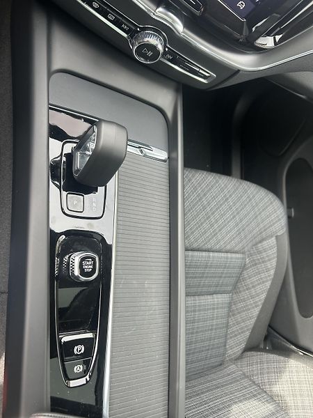 Volvo XC60 (2025) T6 RECHARGE PHEV 4WD ČR 1.maj  - fotka 24 z 46
