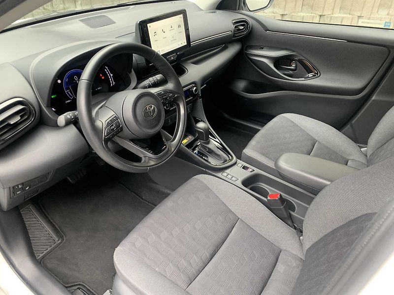 Toyota Yaris 1.5 HYBRID 96 kW 1.MAJITEL - fotka 8 z 16