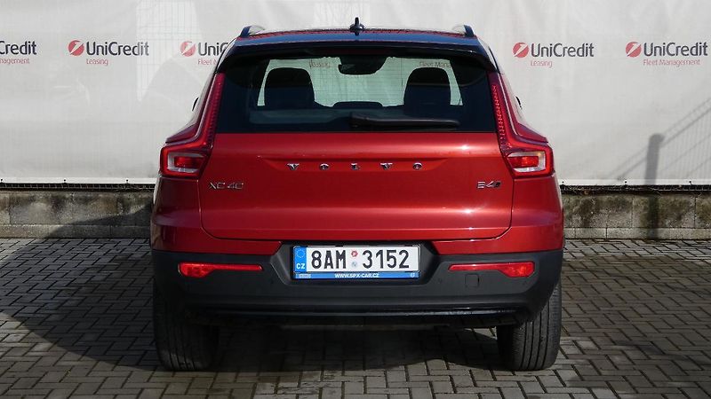 Volvo XC40 B4 AWD R-Design - fotka 4 z 21