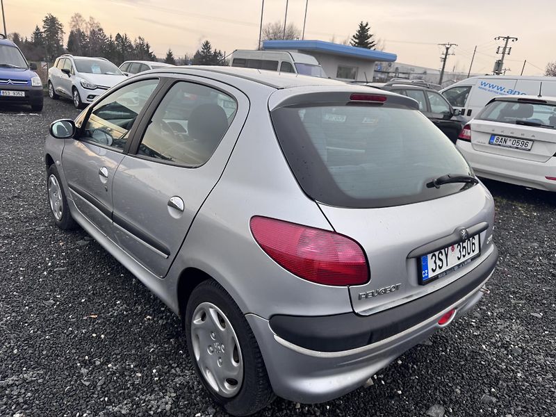Peugeot 206 1.4i, 55 kW, 5-ti dvéř - fotka 5 z 15