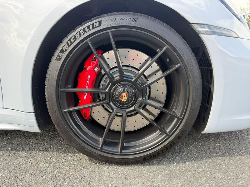 Porsche 911 (2023) Carrera 4 GTS - fotka 24 z 24