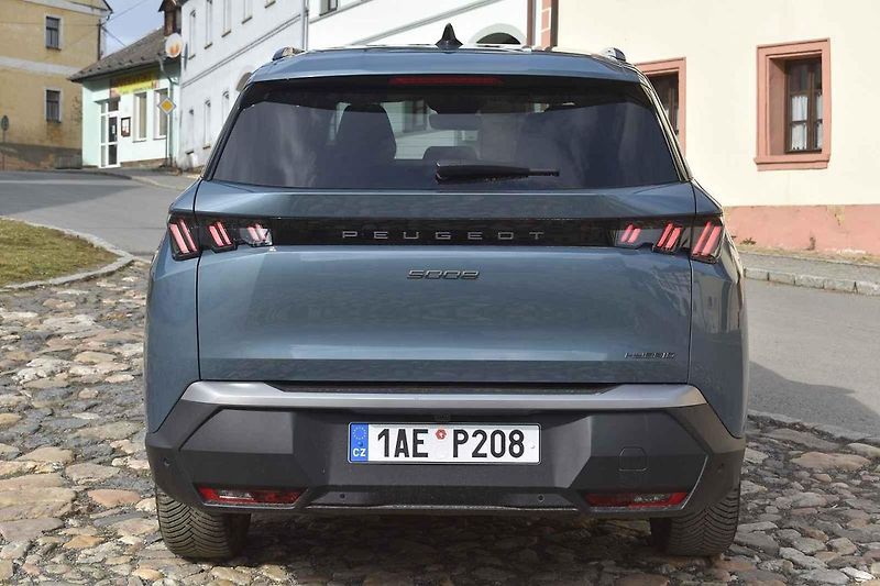 Peugeot 5008 v nové generaci narostl.