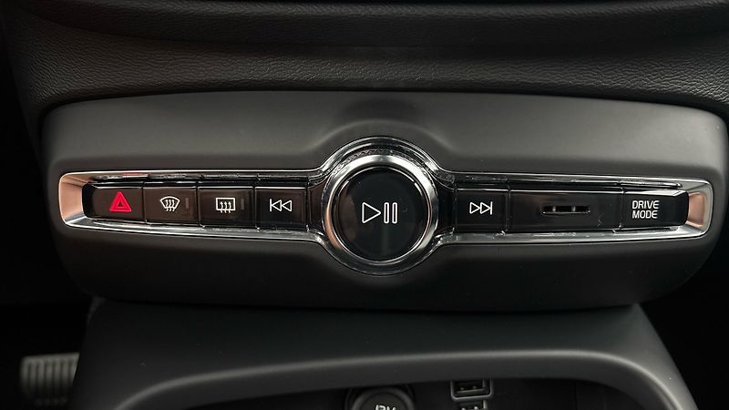 Volvo XC40 2.0 T3 AUT Momentum Pro - fotka 13 z 27