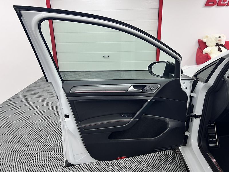 Volkswagen Golf GTI TCR, 2.0 TSI 213 kW - fotka 11 z 46