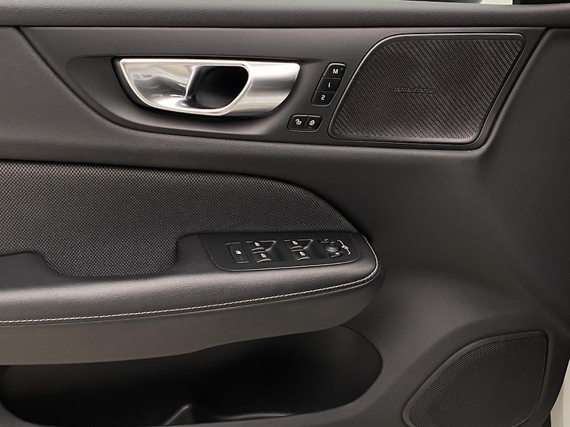 Volvo V60 B4 DARK PLUS AUT  - fotka 29 z 45