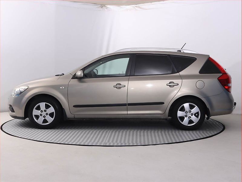 Kia Ceed (2011) 1.4 CVVT, Serv.kniha - fotka 3 z 14