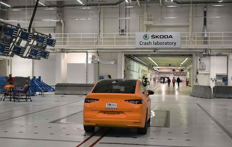 V crashové laboratoři Škody ročně nabourají stovky aut