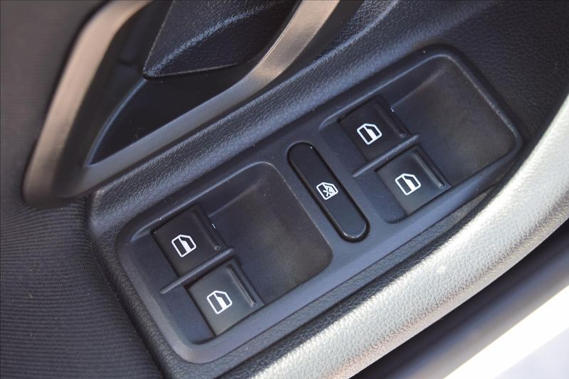Škoda Fabia 1,6 TDI TAŽNÉ PO SERVISE ALU - fotka 32 z 46