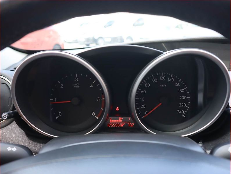 Mazda 3 (2013) 1.6 DI Turbo - fotka 11 z 15