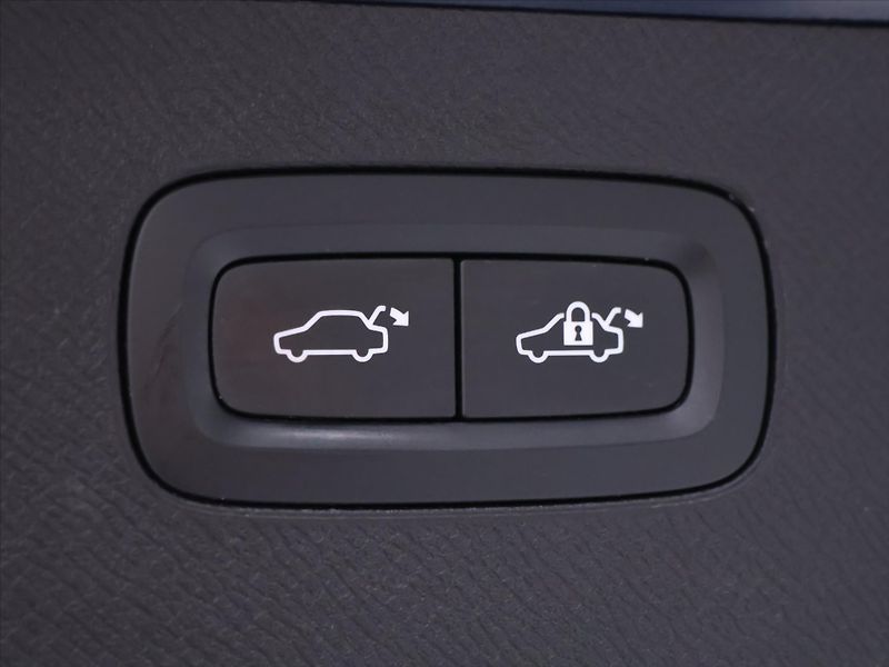 Volvo XC90 2,0 173 kW AWD Momentum DPH 7m - fotka 10 z 39