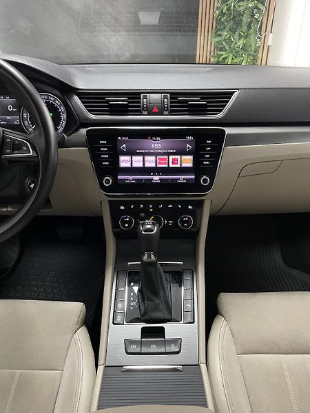 Škoda Superb 2.0 TDi DSG ČR NAVI ACC SERVIS - fotka 23 z 31