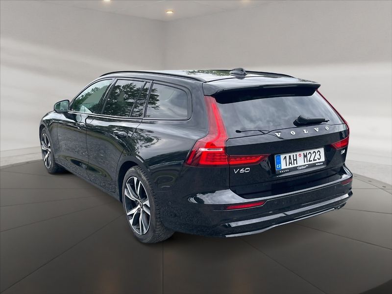 Volvo V60 2,0 B4 P Plus Dark AT - fotka 4 z 11