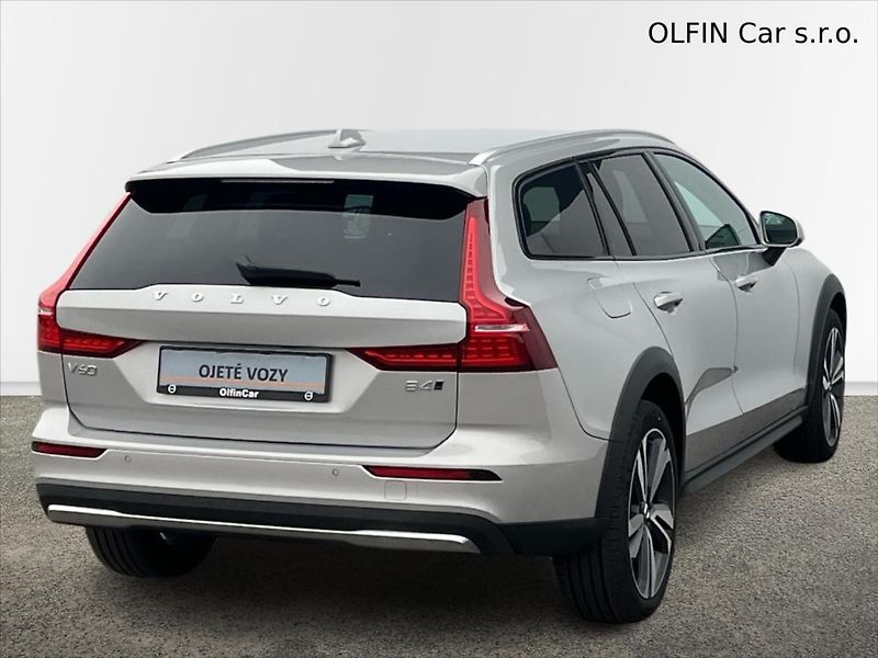 Volvo V60 2,0 AWD CROSS COUNTRY PLUS  B4 - fotka 2 z 28