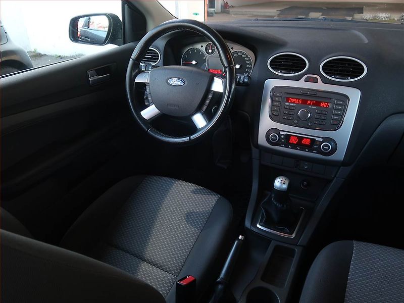 Ford Focus (2008) 1.6 16V, po STK, rezervace - fotka 7 z 16