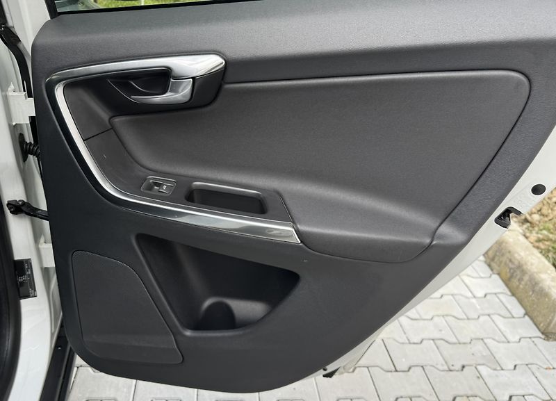 Volvo XC60 D4 AWD MOMENTUM - fotka 21 z 43