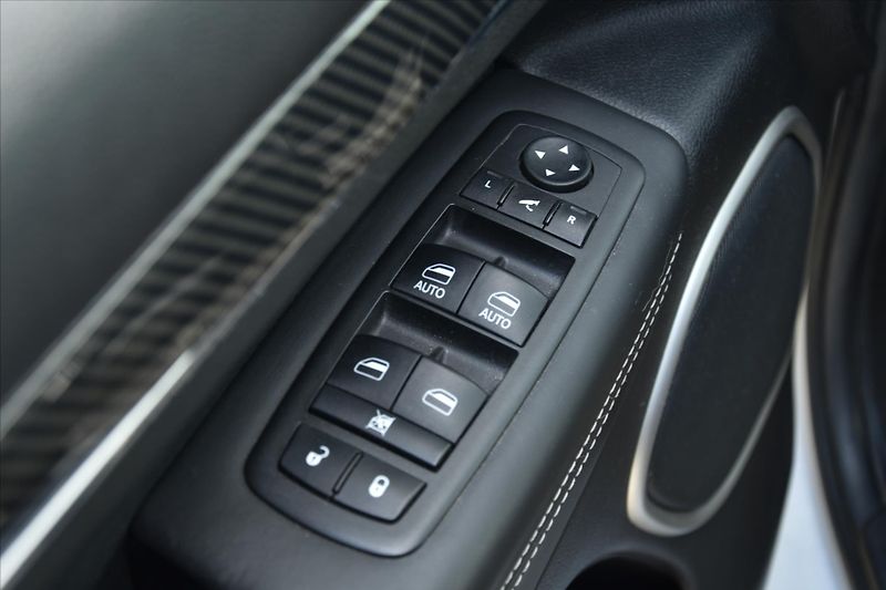 Jeep Grand Cherokee 6.4 SRT 344kW AWD NAVI ČR - fotka 29 z 33