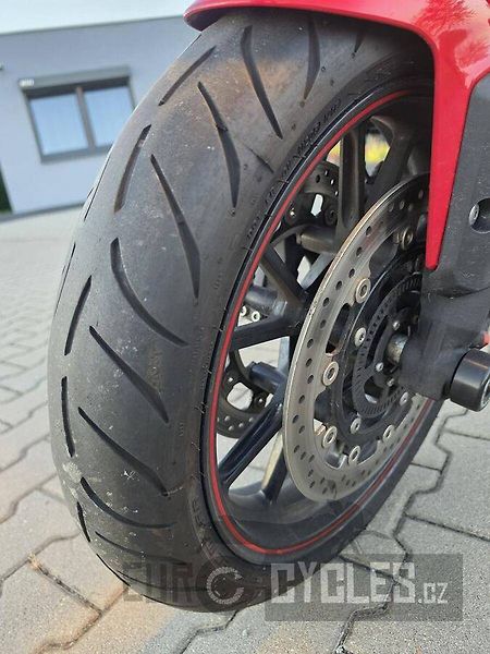 Triumph Speed Triple (2015) - fotka 9 z 19