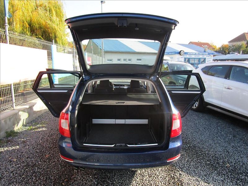 Škoda Superb Combi 2.0TDi Ambi, aut. Klima - fotka 32 z 40