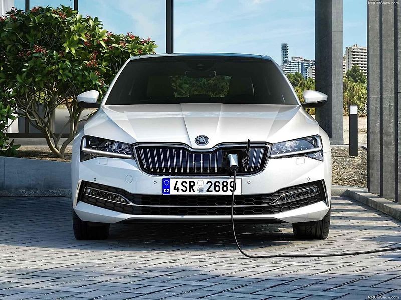 Superb iV při jízdě v elektrickém režimu
