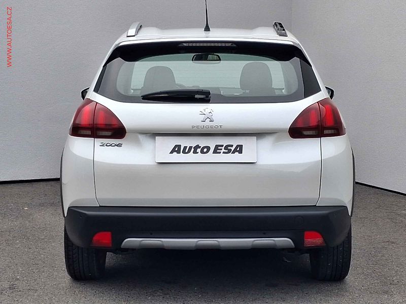 Peugeot 2008 (2019) 1.2 PT, Allure, AT, navi - fotka 5 z 18