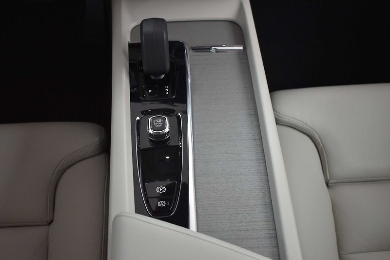 Volvo XC60 B5 184kW DARK PLUS*DPH*ČR 1.M* - fotka 23 z 39