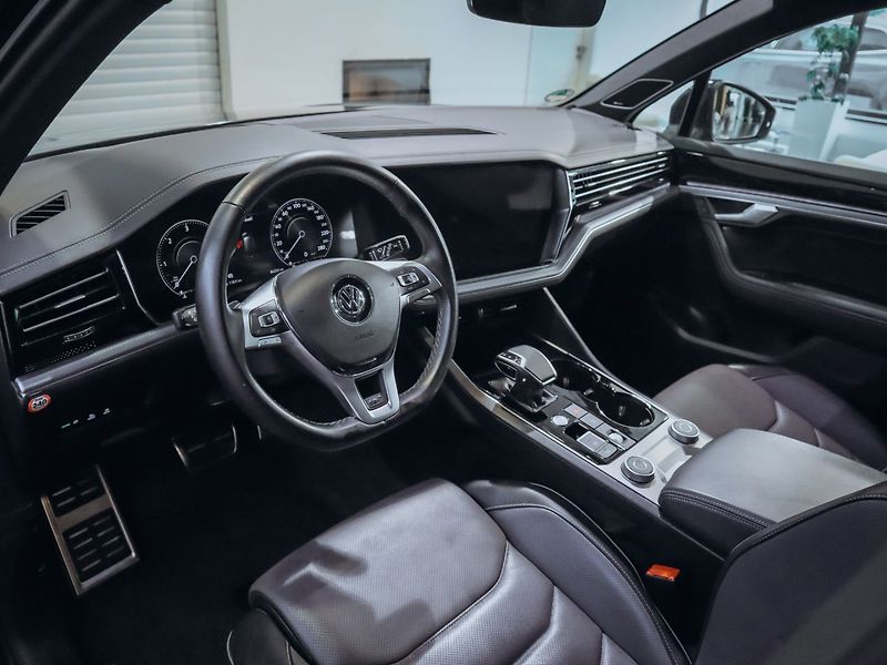 Volkswagen Touareg R-Line 4Motion 4.0 TDI 310kW - fotka 10 z 36