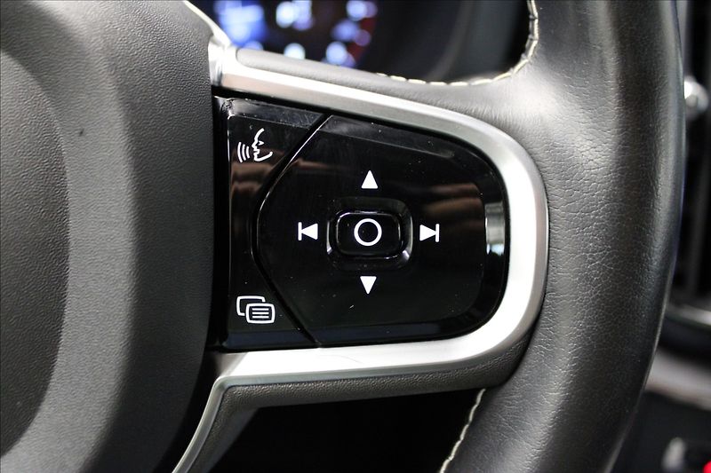 Volvo XC60 2,0 B4 AWD CZ PŮVOD - fotka 17 z 37