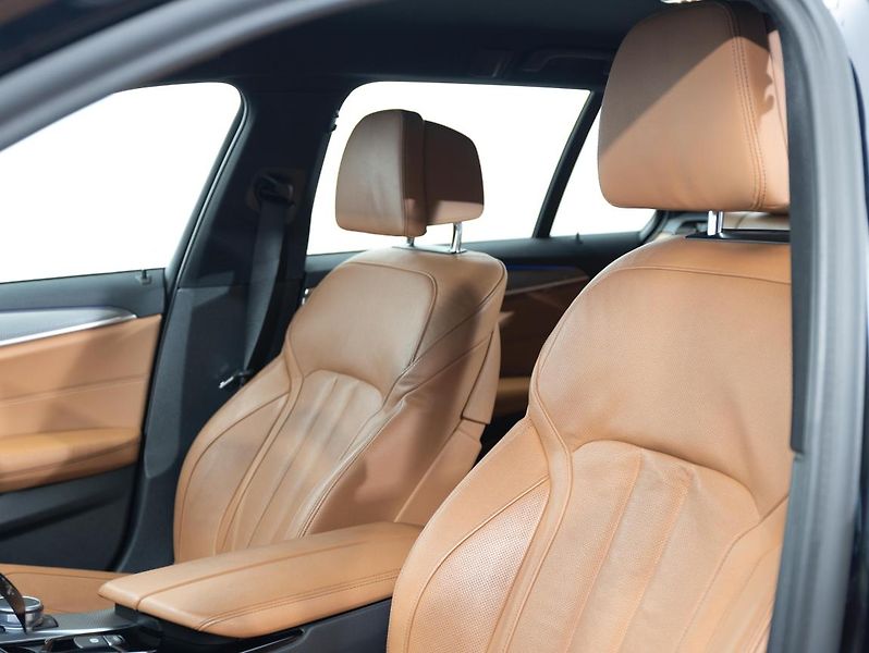 BMW Řada 5 530d xDrive Touring - fotka 19 z 22