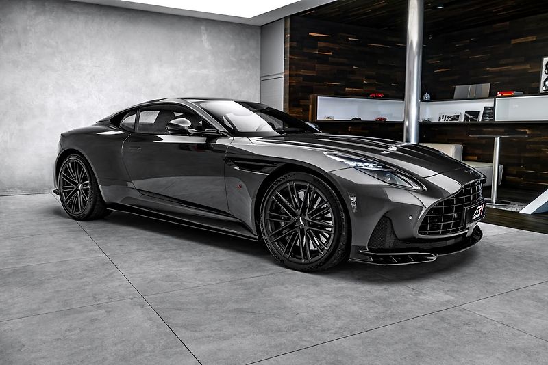 Aston Martin DB12 CZ, xenon grey, black pack - fotka 4 z 25