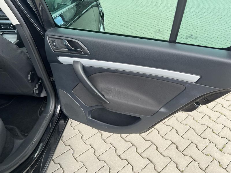 Škoda Octavia 1,2TSi DSG combi Autoklima - fotka 36 z 43